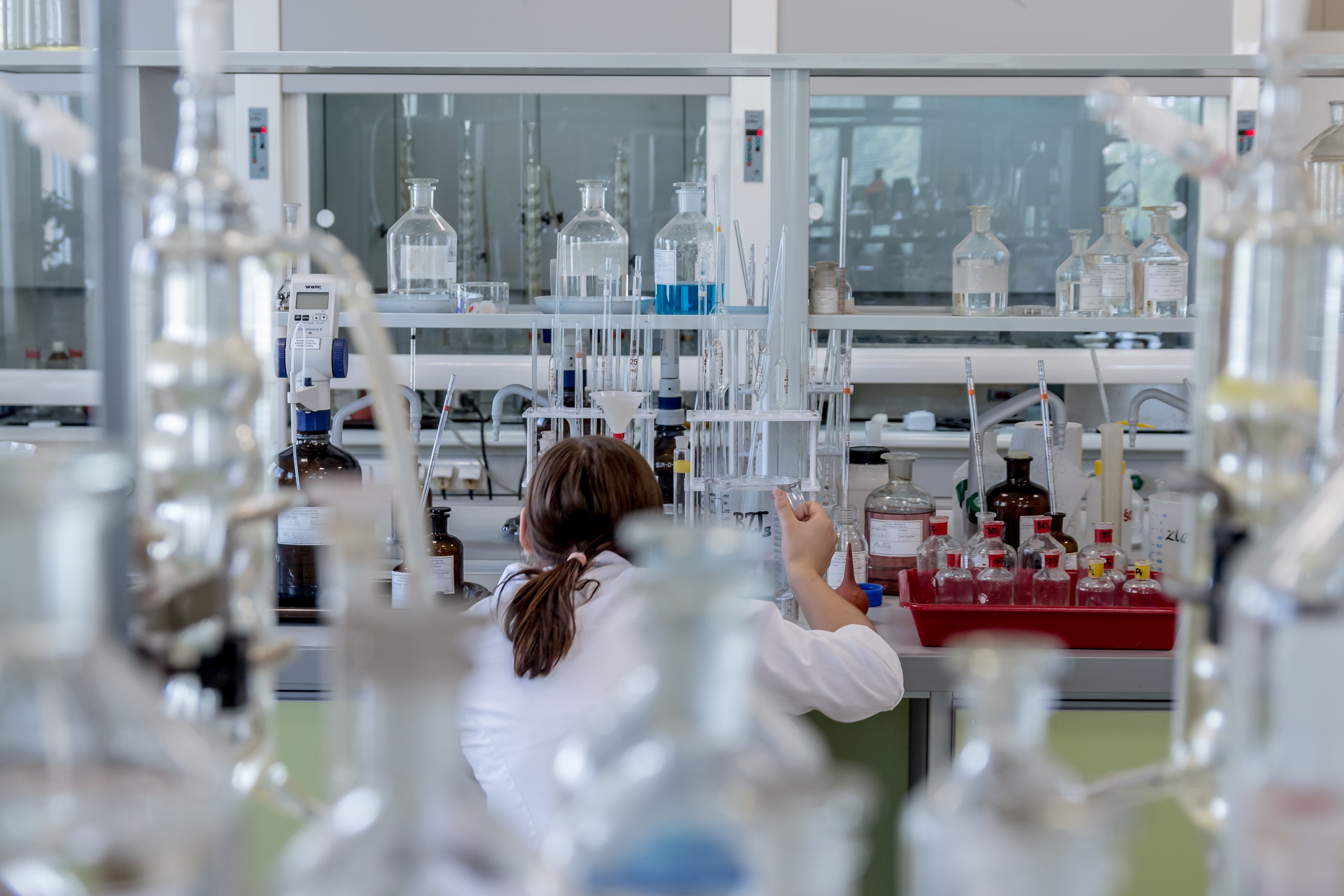 chemist-2815640.jpg